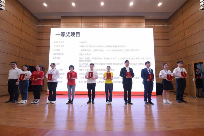 新葡萄8883官网AMG项目组李诗华同学(右四)上台领奖 新葡萄8883官网AMG项目组李诗华同学(右四)上台领奖