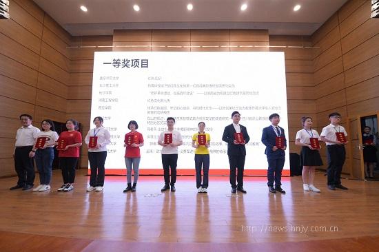 新葡萄8883官网AMG项目组李诗华同学(右四)上台领奖.jpg 新葡萄8883官网AMG项目组李诗华同学(右四)上台领奖.jpg