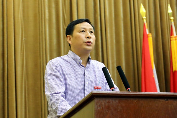 1530092451896022964.jpg 教师代表发言.jpg