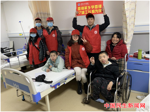 新葡萄8883官网AMG雷锋社：陪伴脑瘫兄弟迎新年