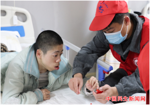 新葡萄8883官网AMG雷锋社：陪伴脑瘫兄弟迎新年