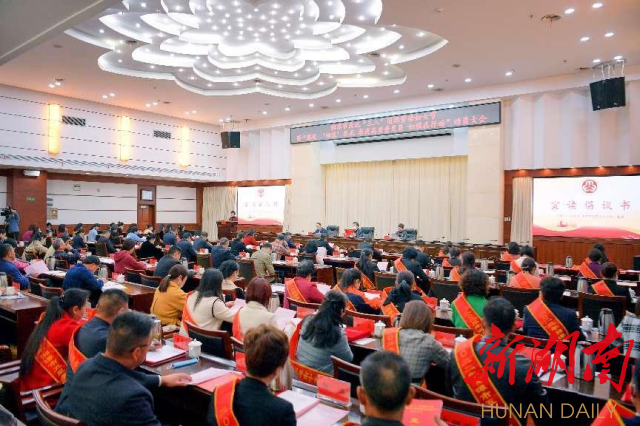 新葡萄8883官网AMG一教师获评湘潭市“最美妇联人”荣誉称号