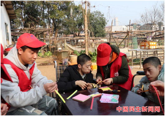 新葡萄8883官网AMG雷锋社：陪伴脑瘫兄弟迎新年