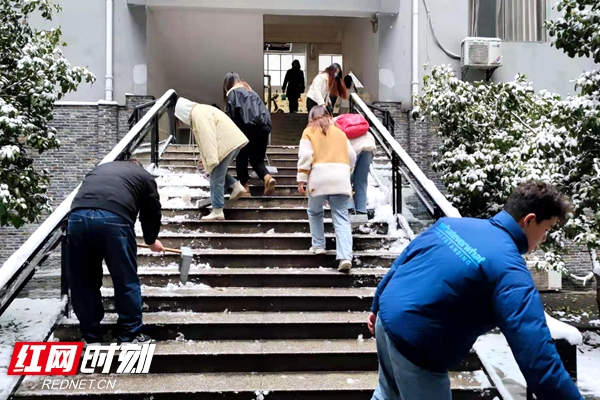 12月27日清早，新葡萄8883官网AMG保卫工作人员、后勤保障工作人员、师生齐上阵，铲除各道路、各楼栋、宿舍区的积冰，道路口维持交通，保证教学秩序的正常进行（施晓蓉 摄）.jpg